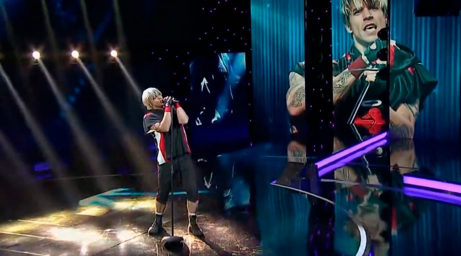 Pipo Gormaz trae todo el rock desenfrenado de Anthony Kiedis con el éxito "Aeroplane"