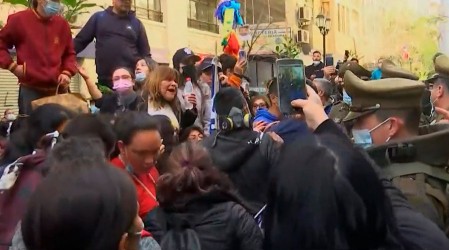 Llevan más de 10 años esperando: Vecinos de San Bernardo se manifestaron frente al Minvu por la casa propia