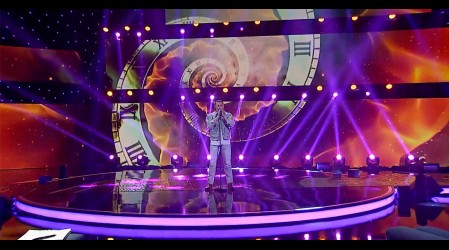 Santiago Meneghello se emociona al interpretar "Amiga" de Miguel Bosé en