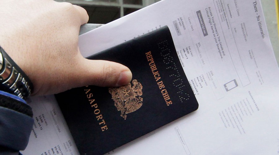 Pasaportes y cédulas de identidad bajarán de precio tras nueva licitación del Registro Civil con empresa china
