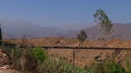 Vecinos de Colina se arriesgan diariamente al cruzar por peligroso puente en el que ya falleció una persona