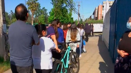 Será requisito para el Pase de Movilidad: Largas filas en Maipú y Puente Alto por la tercera dosis
