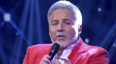 Andrés Saéz llenó de romanticismo la semifinal de The Covers con "Ámame" de Luis Jara