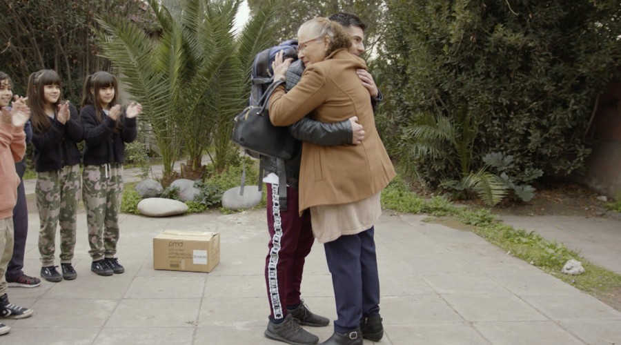 Jhohnny llega a vivir con Bella