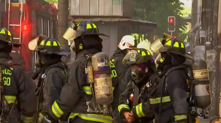 Se evacuó el edificio: Bomberos controló incendio de local de ropa en Santiago Centro