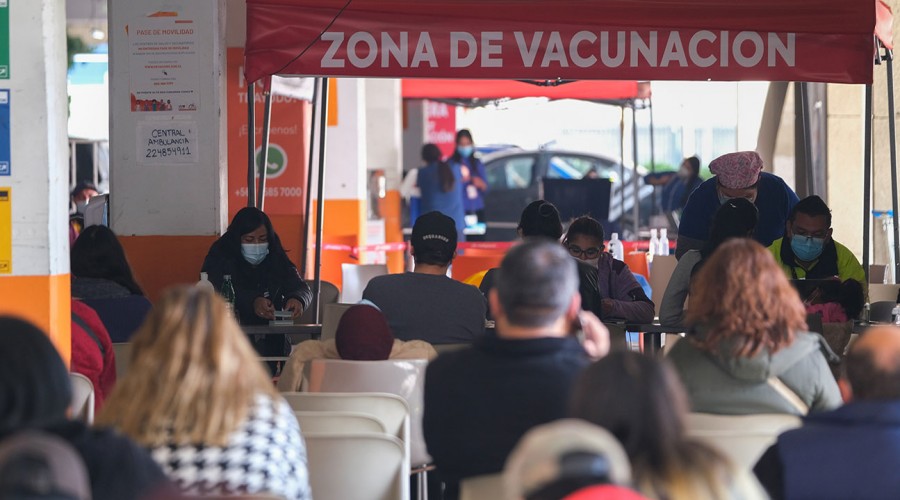 Horarios extendidos por la tercera dosis: Revisa los vacunatorios que funcionan hasta las 18:00 horas