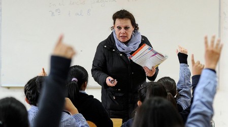 Mineduc entrega bonos y aportes a docentes y asistentes de la educación: Revisa los que puedes recibir