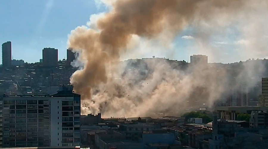 Valparaíso: Incendio afecta zona comercial entre las calles Yungay y 12 de Febrero