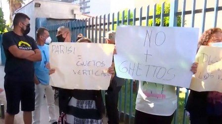 Vecinos de La Cisterna se encadenan a polémico "edificio sin ley" por hechos de violencia en el sector