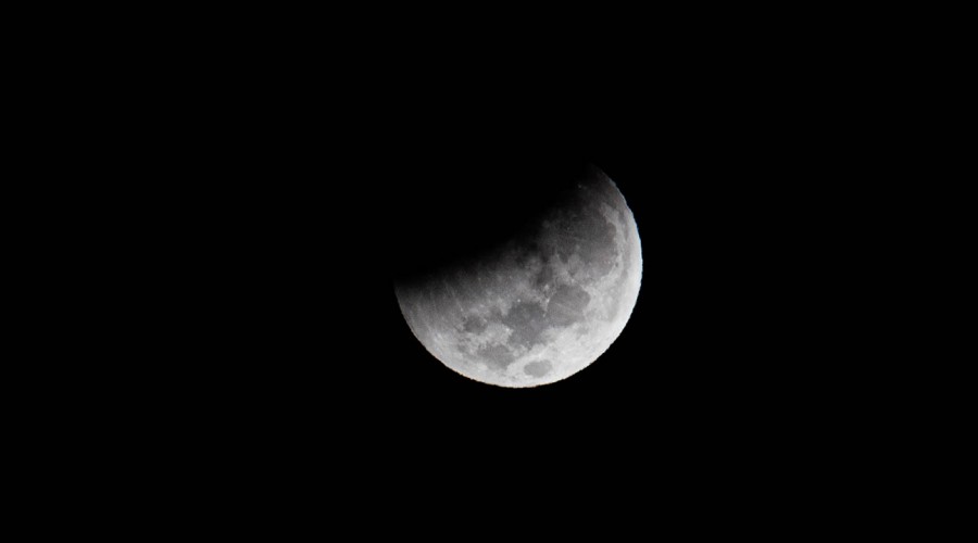 Chile observó el eclipse lunar más largo en 580 años: Astrónoma analiza este fenómeno