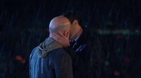 Al estilo de "The Notebook": Beso de Mateo y Gaspar bajo la lluvia enciende redes sociales