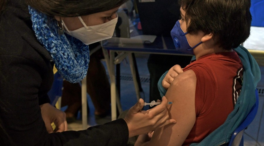 Vacuna Sinovac en niños desde los 3 años: ISP estudia su aplicación