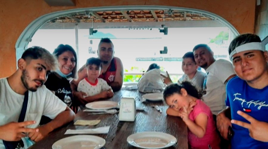 'Mi hijo llegó caminando y hoy tiene una parálisis': El drama de una familia chilena atrapada en Brasil 'Mi hijo llegó caminando y hoy tiene una parálisis': El drama de una familia chilena atrapada en Brasil