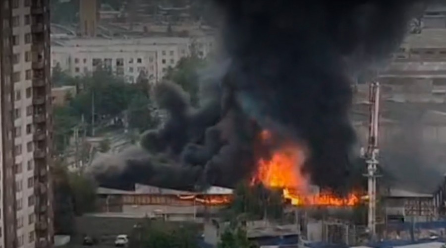 Bomberos trabaja en incendio que afecta a fábrica de textil en San Joaquín