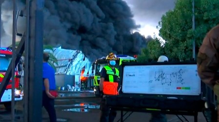 Bomberos todavía no controla el fuego: Incendio consume bodegas en Quilicura