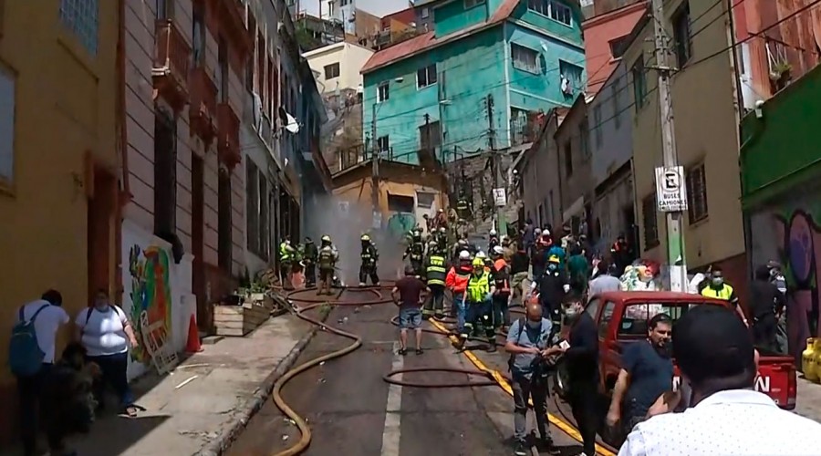 Incendio en cerro Mariposas afecta al menos 10 viviendas en Valparaíso