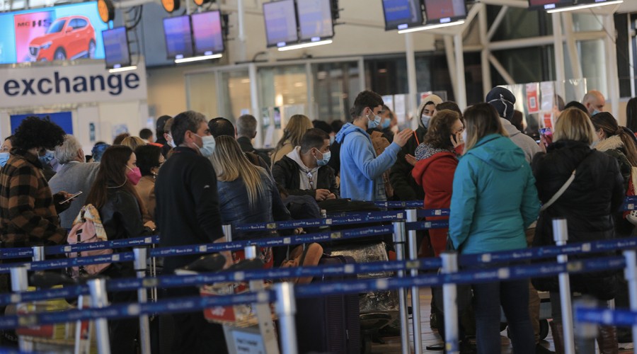 Tras avance variante Ómicron: Minsal restringe ingreso desde 7 países y suspende apertura de pasos terrestres