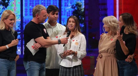 "Me encontré con mi infancia": Diana Bolocco abrazó a quien fue su profesora en donación del Santiago College