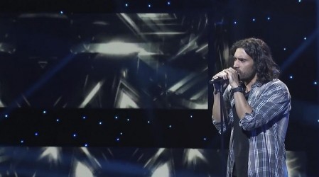 Felipe Contreras se lució sobre el escenario de "The Covers 2" con su tributo a Eddie Vedder