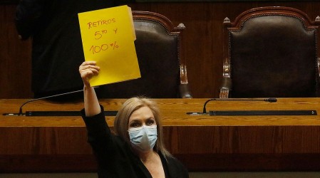 Pamela Jiles indica que "dependerá de la presión ciudadana" poner en tabla el quinto retiro de las AFP