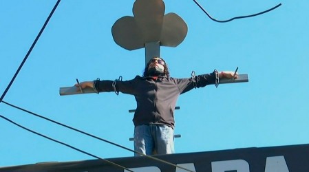 Hombre protesta "crucificado": Tío se habría aprovechado de analfabetismo de su padre para obtener propiedad