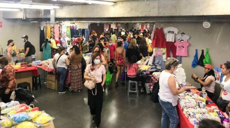 Vendedores ambulantes se ubican en estaciones del Metro y crean "malls subterráneos"