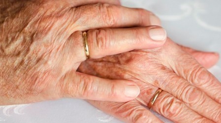 Bono Bodas de Oro: Infórmate si calificas para recibir $353 mil por única vez