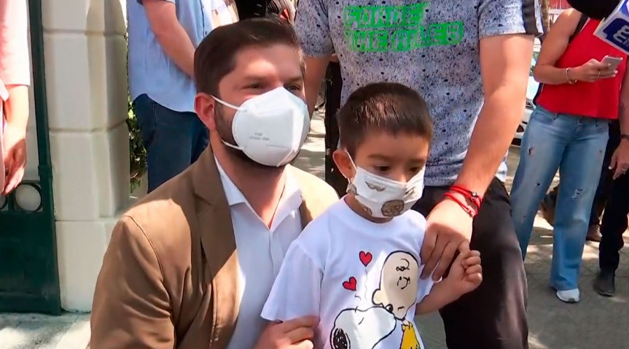 Gabriel Boric se tomó una foto con el niño que salió a la calle para celebrar su victoria