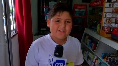Donó agua mientras combatían incendio: Cristóbal Salazar se hizo viral tras ayudar a bomberos de Quillón