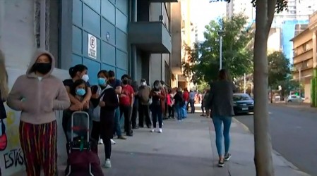 Pueden perder el Pase de Movilidad: Fila de varias cuadras se registra en vacunatorio de Santiago Centro