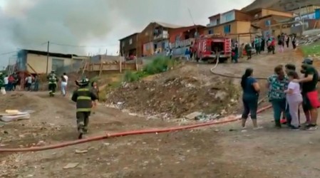 Incendio en Antofagasta deja cinco casas destruidas y más de 30 damnificados