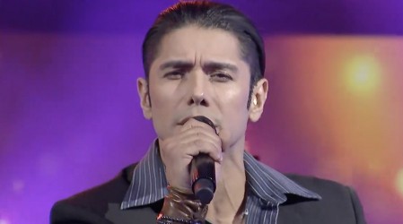 Miguel Garcés se subió al escenario para realizar tributo a Alejandro Fernández