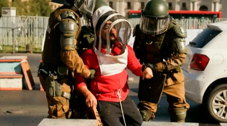 Cortaron el tránsito con colmenas: Protesta de apicultores terminó con 4 detenidos frente a La Moneda