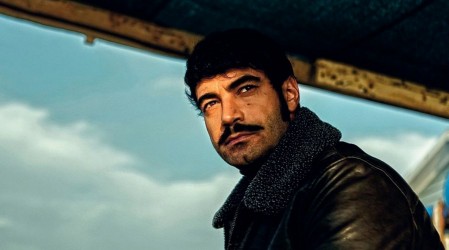 Recibió el 2022 con nuevo look: Protagonista de Zuleyha dejó atrás su característico bigote
