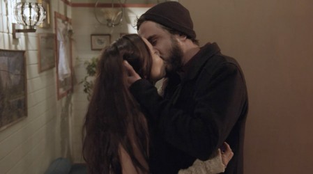 "Con mordisco incluido": Apasionado beso entre Tamara y Fabián deja felices a los fans de 