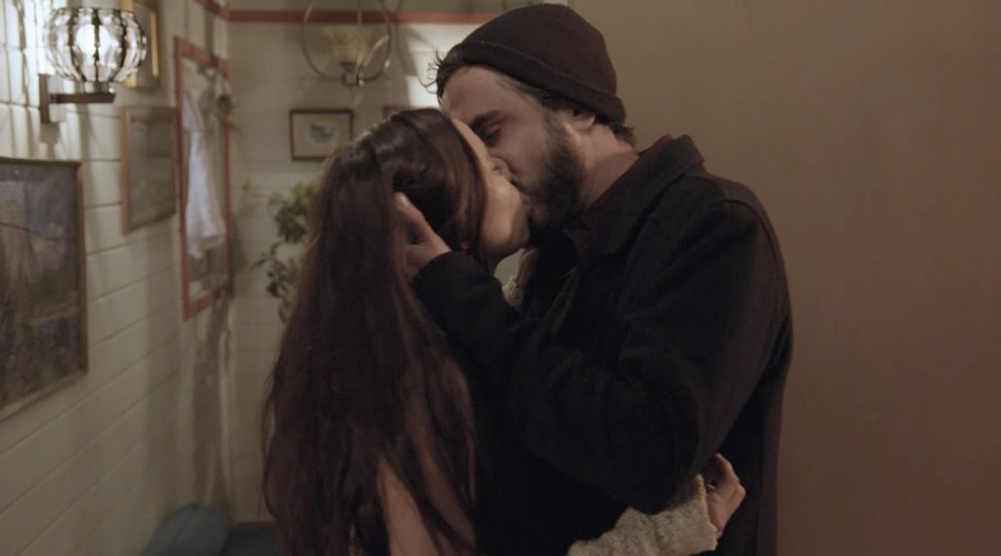 "Con mordisco incluido": Apasionado beso entre Tamara y Fabián deja felices a los fans de 