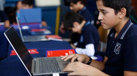 Conoce qué estudiantes pueden recibir un computador gratuito con internet