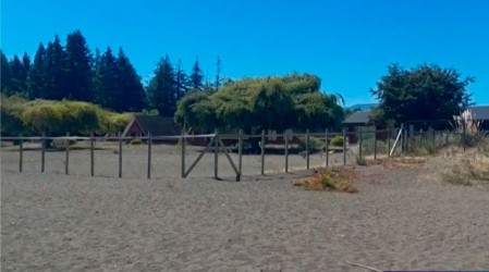 Juez cercó acceso a playa de Ensenada y se niega a retirarlo
