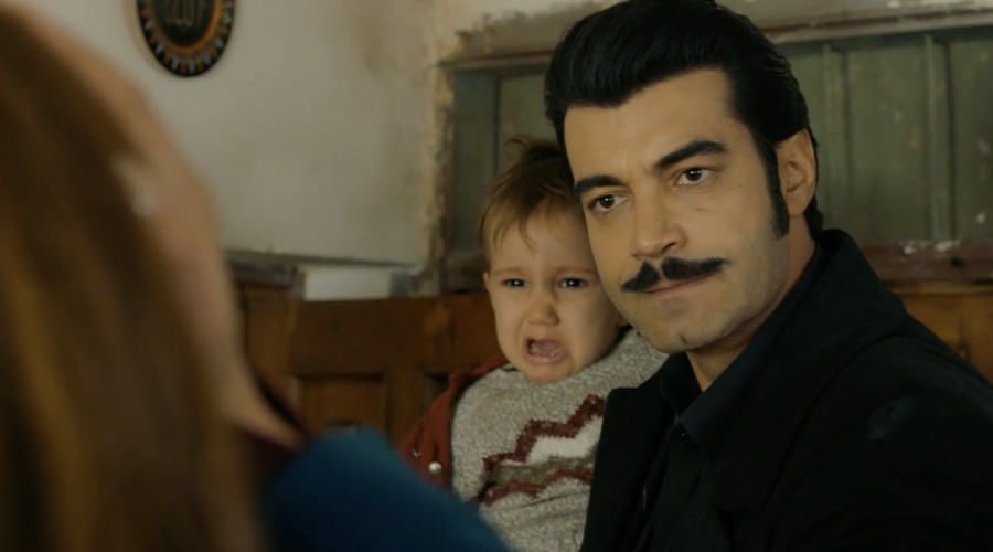 Demir descubre a Zuleyha con sus hijos (Capítulo 219 - Parte 1)