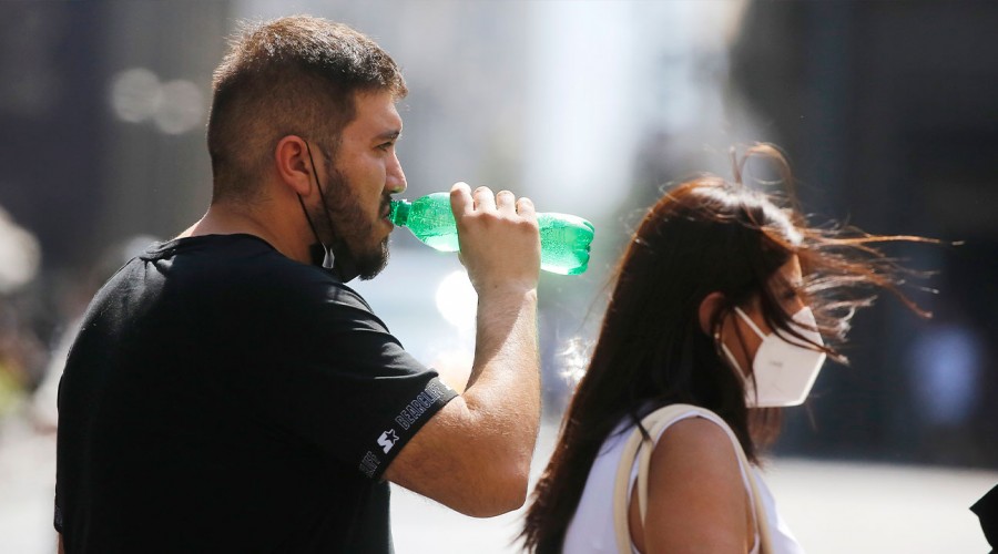 ¡Qué calor!: Emiten alerta de hasta 34 grados para la Región Metropolitana y cinco regiones de la zona centro