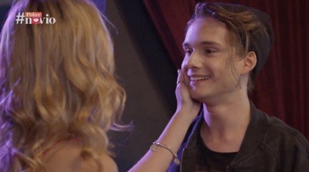 Iván asiste a la discoteca donde está Camila