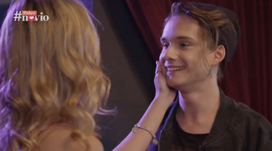 Iván asiste a la discoteca donde está Camila