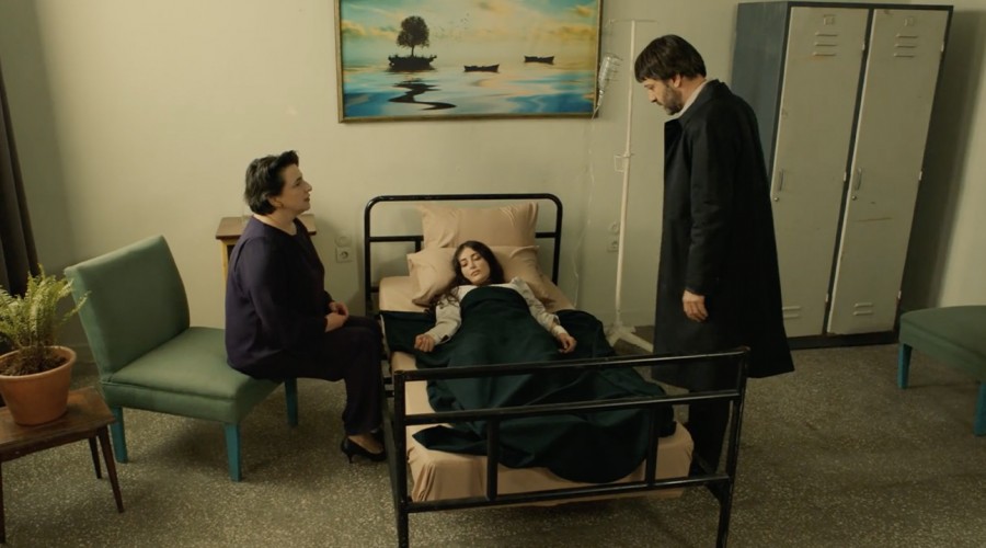 Mujgan intenta suicidarse (Capítulo 230 - Parte 2)