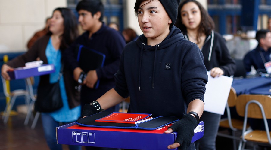 Revisa si tu hijo o hija es beneficiario de las Becas TIC: Reciben un computador e internet gratis