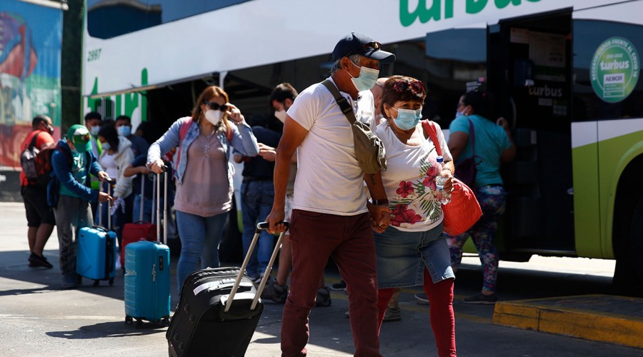 ¿Se puede viajar en Fase 2?: Entérate de las restricciones y aforos para el traslado a regiones