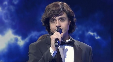 Yoan Amor abre la noche de doble eliminación con su tributo a Camilo Sesto