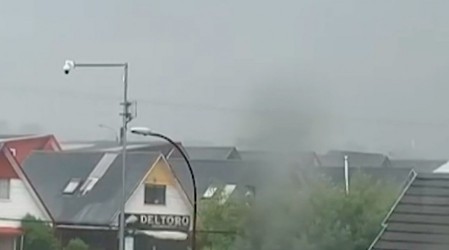 Tornado en Puerto Montt provocó voladuras de techumbres y escombros en la calle
