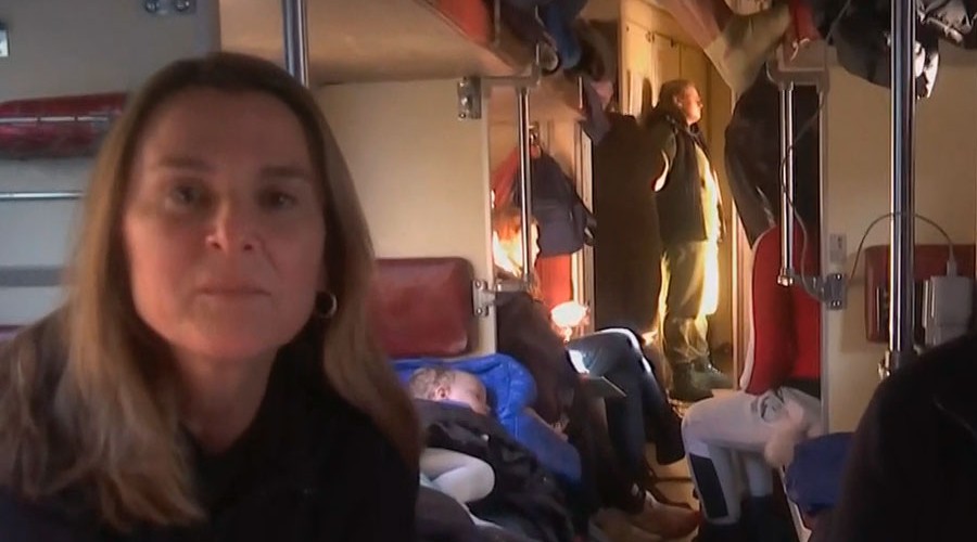 Paulina de Allende-Salazar acompaña en tren a refugiados Ucranianos que buscan escapar de la guerra