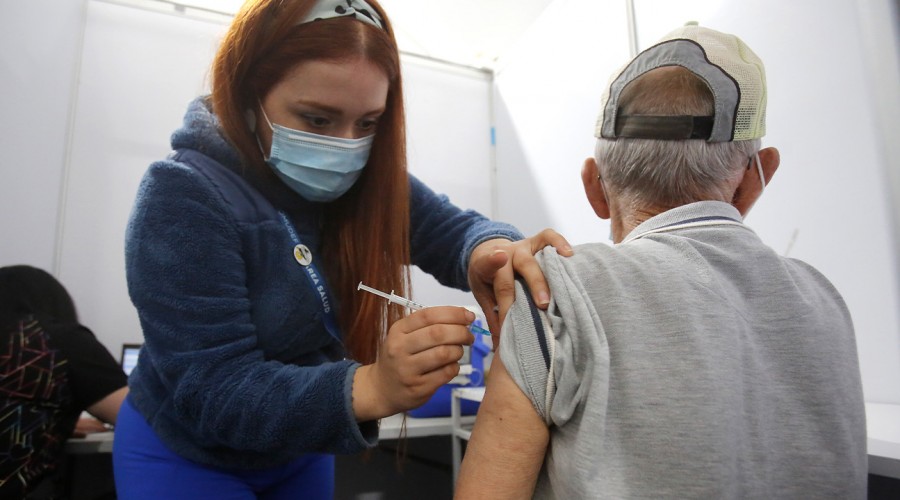 Calendario de Vacunación Covid-19: Revisa quiénes reciben la tercera y cuarta dosis desde este lunes 14