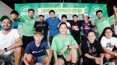 Actividad deportiva reunió a destacados futbolistas con los ganadores de la Copa MILO